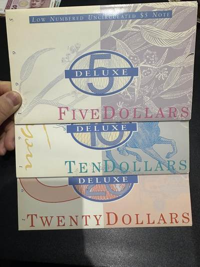 《外钞收藏家》第六百一十五期（畅拍场）（长期征集拍品、欢迎藏友们联系合作） - 1995年澳大利亚5、10、20元 三张一起 AA冠 全同号 千位号 带原装册子