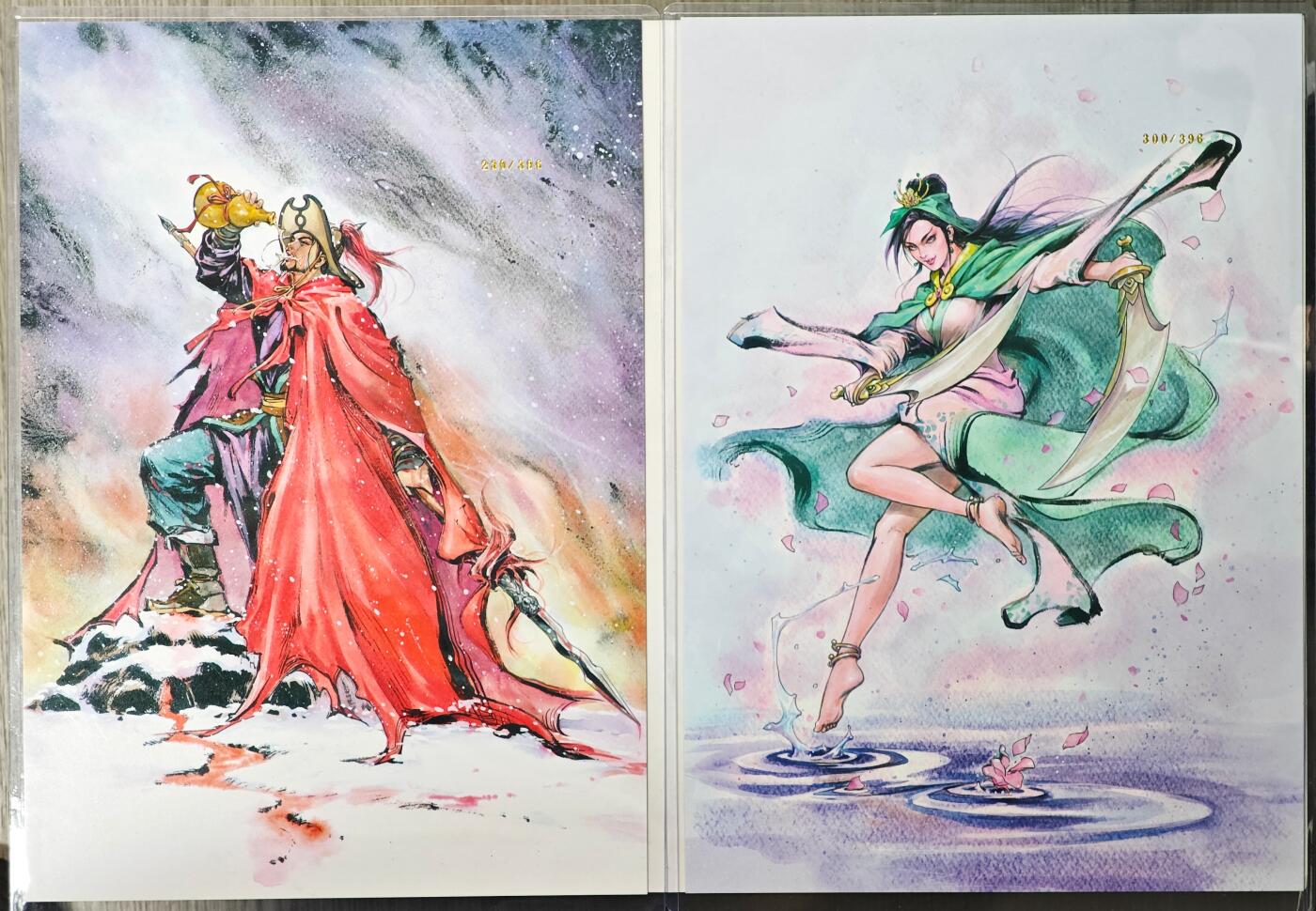 白泽拍卖卡牌手绘专场第33期（去岁千般皆如愿 今年万事定称心） 2025 百里卡牌 港漫水浒 大卡 2张 A4 林冲230/396，扈三娘300/396 粗闪 卡夹封装