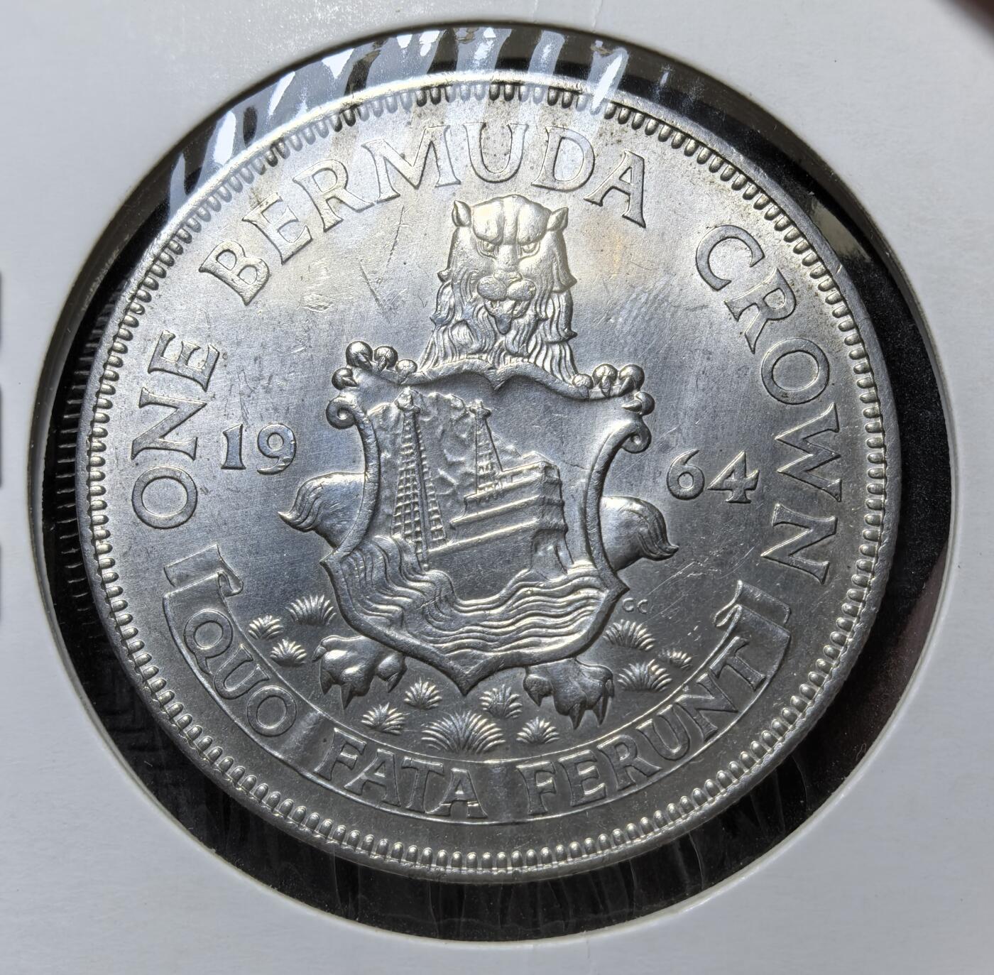 外国优质老铜币银币苏联纪念章，每周六晚九点倒数截拍，满百包邮可寄存，持续收拍 百慕大1964 年 1 克朗银币22.7克500银纯银价245元，正面是英女王伊丽莎白二世头像，铭文彰显其英联邦自治领地位；背面的百慕大盾徽与座右铭，象征着群岛的海洋根基与殖民传统，见证了百慕大在战后稳定发展的历史阶段