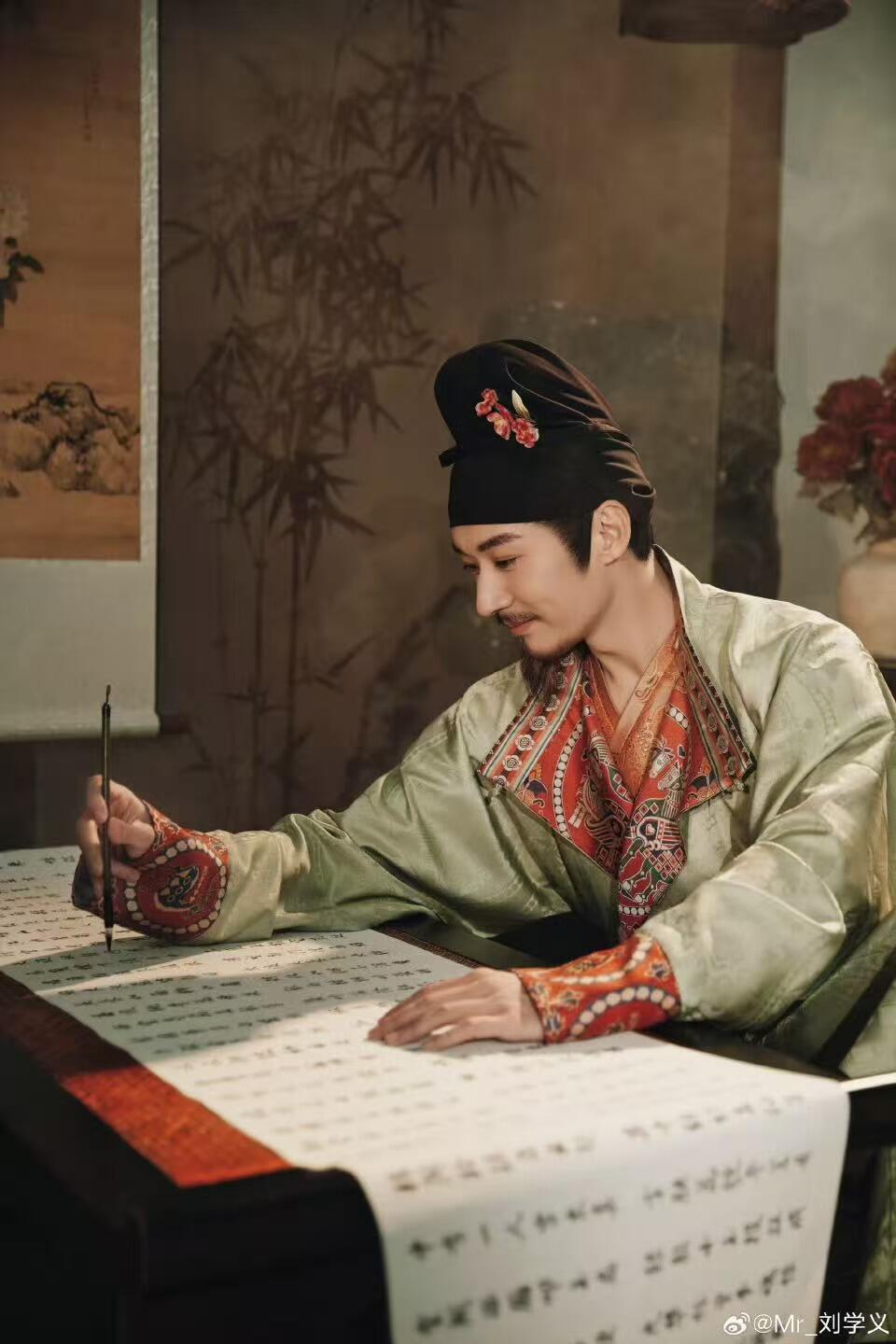 零元拍：雪映丹红，诗魂永铸。2026马年春晚《贺花神》冬月山茶花神刘学义亲签山茶春帖。