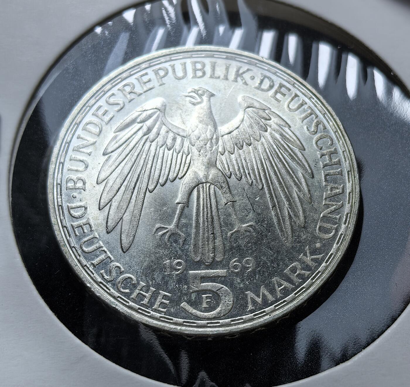 外国优质老铜币银币苏联纪念章，每周六晚九点倒数截拍，满百包邮可寄存，持续收拍 联邦德国1969年5马克纪念银币11.2克625银纯银价150元，为纪念地图学家格哈德・墨卡托逝世 375 周年而铸。墨卡托创立 “墨卡托投影”，被誉为 “现代地图学之父”，此币是对地理科学史的致敬。