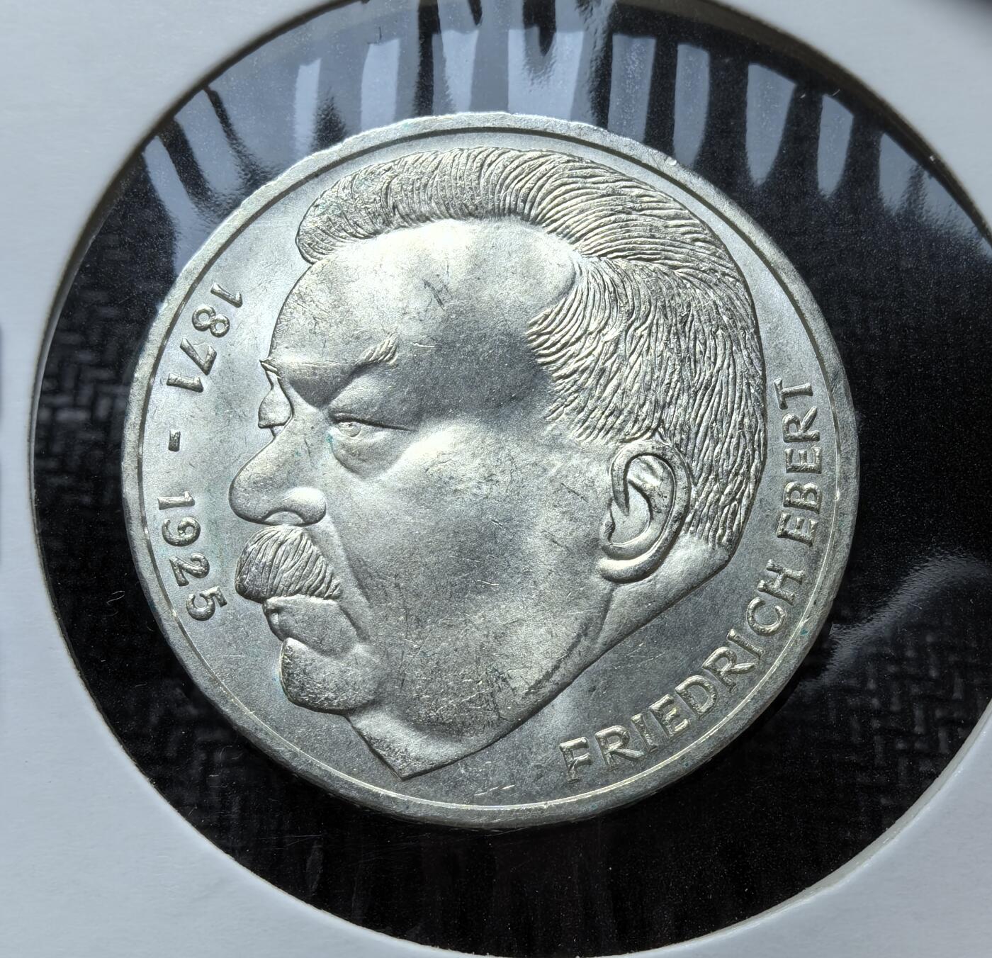 外国优质老铜币银币苏联纪念章，每周六晚九点倒数截拍，满百包邮可寄存，持续收拍 西德1975年5马克纪念银币11.2克625银纯银价150元，为纪念魏玛共和国首任总统弗里德里希・艾伯特逝世 50 周年而铸。币面刻有艾伯特头像与生卒年份，背面为联邦德国鹰徽，是西德时期重要的历史纪念币。