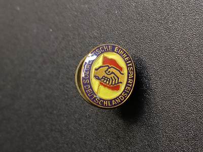 （不断上新中，开春初拍流量差 欢迎转发有佣金红包）云宸嘉赏-勋臻精藏⭐️年后精品专拍场次🎖 - 民主德国统一社会党（德共）党员证章-早期转轮章