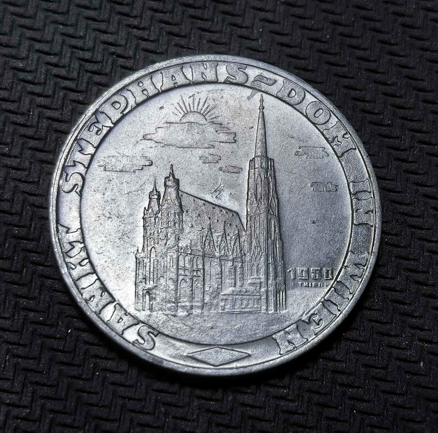 外国优质老铜币银币苏联纪念章，每周六晚九点倒数截拍，满百包邮可寄存，持续收拍 奥地利维也纳1950年1格罗申。正面刻有维也纳地标圣斯蒂芬大教堂，背面标注 “1 STEPHANS GROSCHEN” 与奥地利盾徽，是战后当地用于纪念或临时支付的代币，承载着战后重建与城市文化记忆。