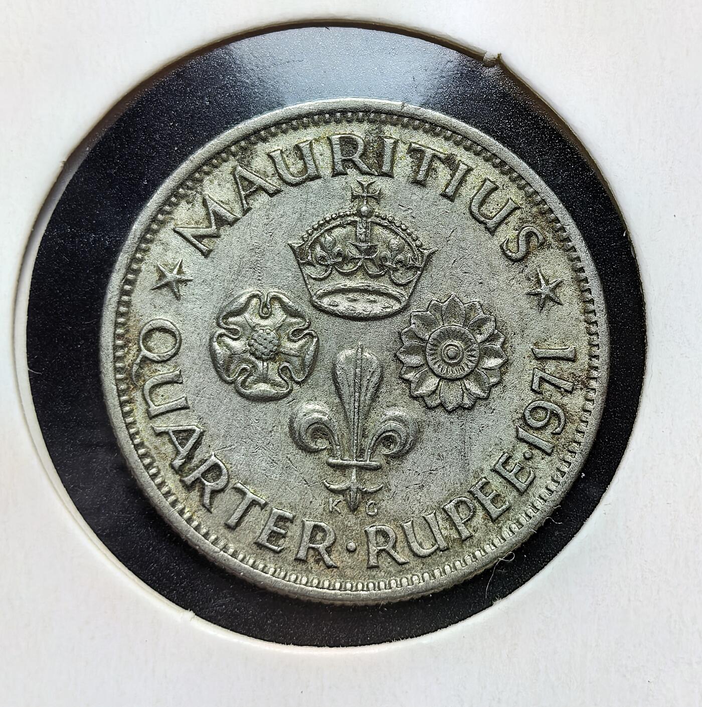 外国优质老铜币银币苏联纪念章，每周六晚九点倒数截拍，满百包邮可寄存，持续收拍 毛里求斯1971年1/4 卢比，发行于英联邦自治时期（1968 年独立后仍奉英王为元首），正面为伊丽莎白二世头戴王冠像，背面是毛里求斯纹章，由英国皇家造币厂铸造，是独立后首批流通币之一，见证殖民向自治过渡。