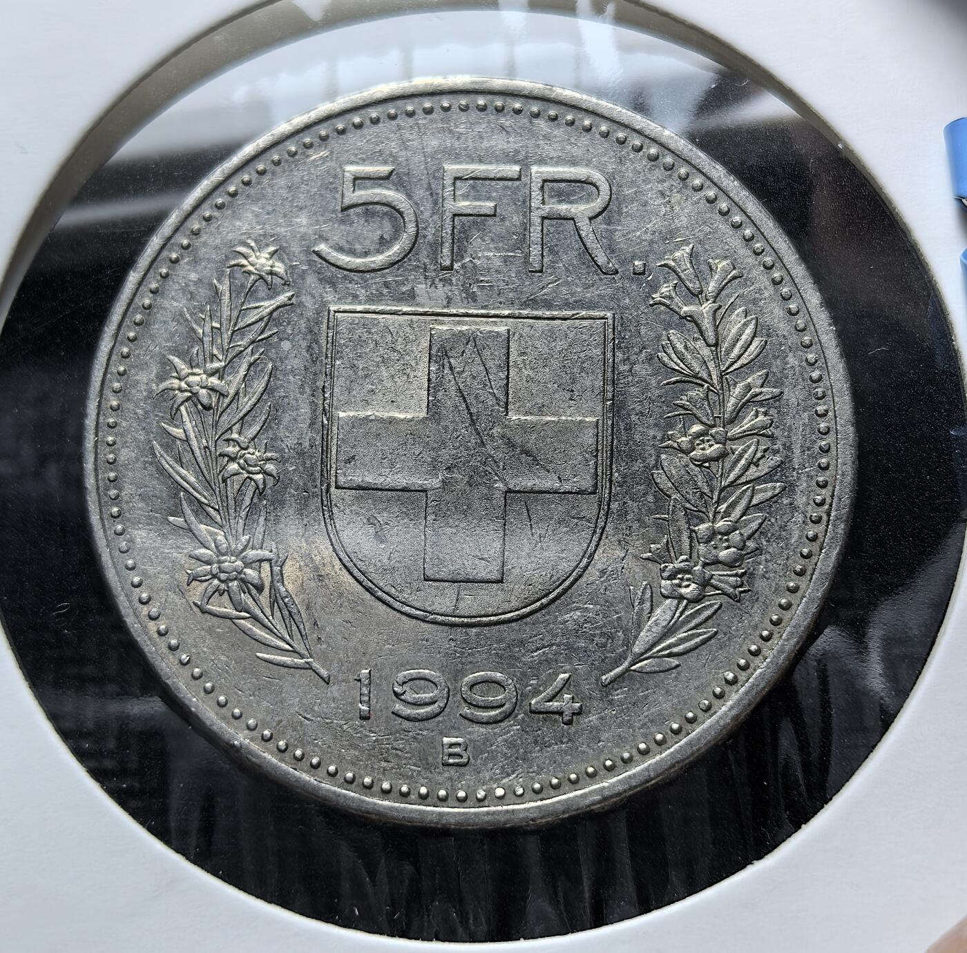 外国优质老铜币银币苏联纪念章，每周六晚九点倒数截拍，满百包邮可寄存，持续收拍 瑞士1994年版5法郎，正面刻拉丁国名 “CONFOEDERATIO HELVETICA” 与民族英雄威廉・泰尔像，象征反抗压迫的自由精神；背面为瑞士国徽与雪绒花等国花，由伯尔尼造币厂铸造，是瑞士联邦精神的具象载体。