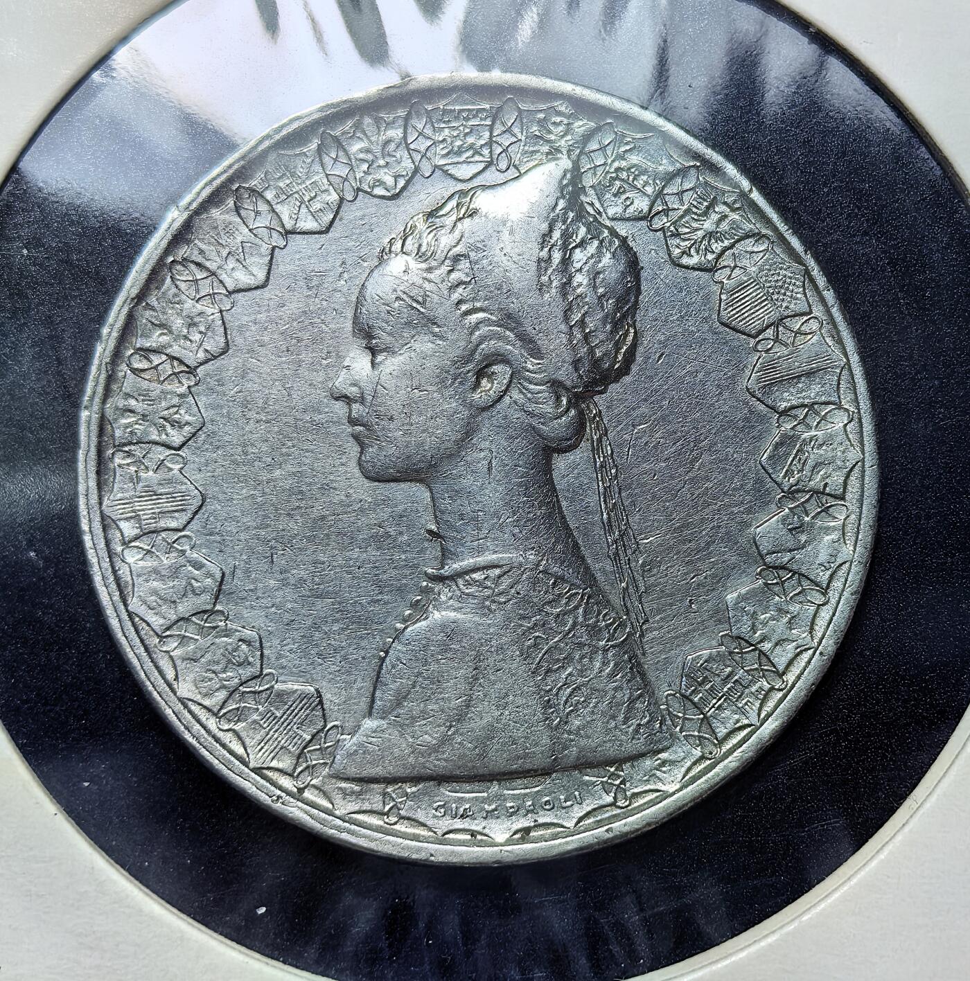 外国优质老铜币银币苏联纪念章，每周六晚九点倒数截拍，满百包邮可寄存，持续收拍 意大利1959年500 里拉 “帆船少女” 银币11克835银纯银价198元。由雕刻师詹保利以妻子为原型设计，正面少女像环以城市纹章，背面为哥伦布船队，2001 年随欧元启用停铸，是意文化与浪漫设计的经典融合。