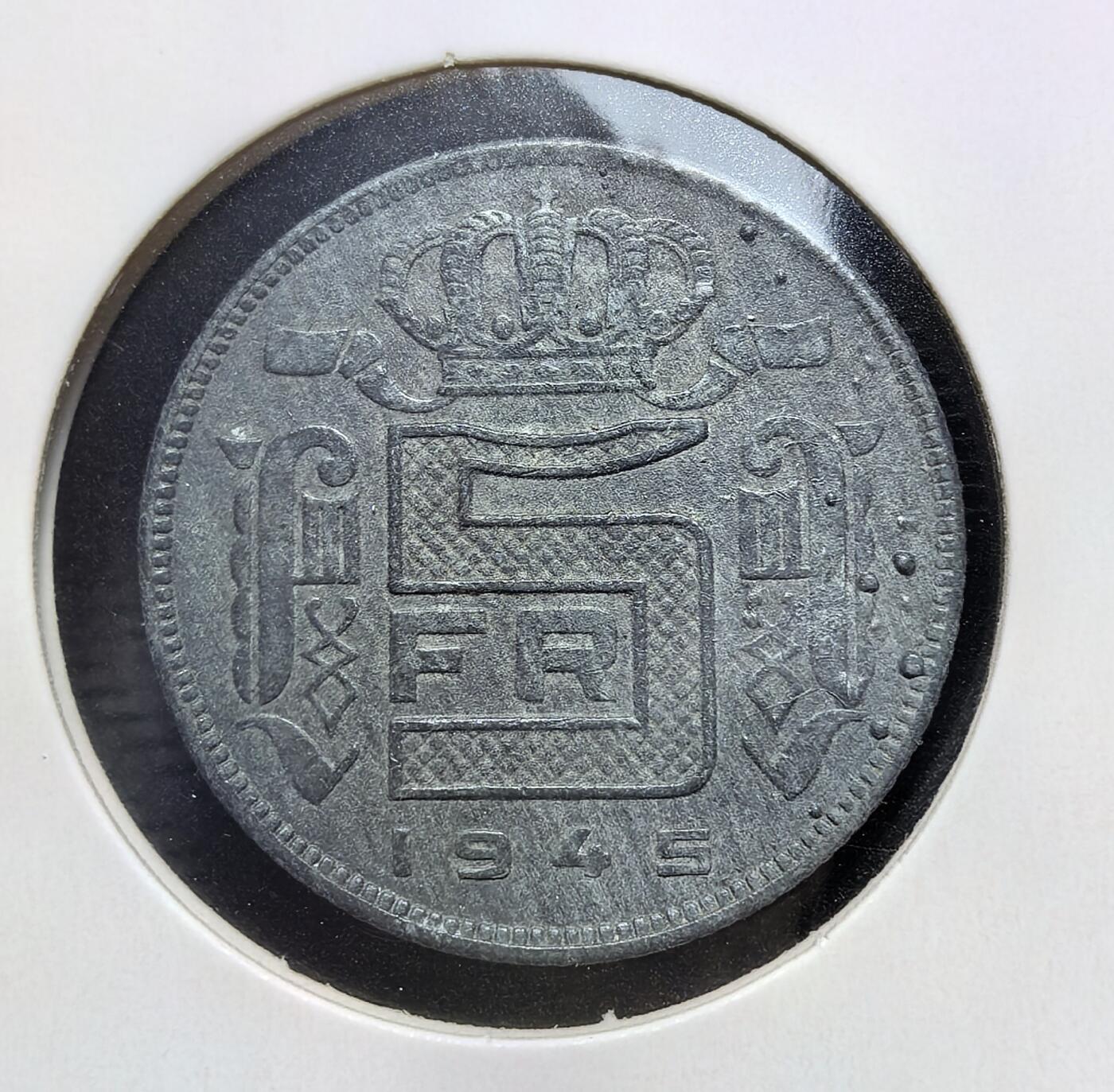 外国优质老铜币银币苏联纪念章，每周六晚九点倒数截拍，满百包邮可寄存，持续收拍 比利时1945 年5 法郎锌币，二战德占及战后过渡时期发行，材质为锌以节约战时金属。正面是利奥波德三世头像，背面为皇冠与 “5 FR”，是比利时被德国占领及解放初期的应急流通货币。