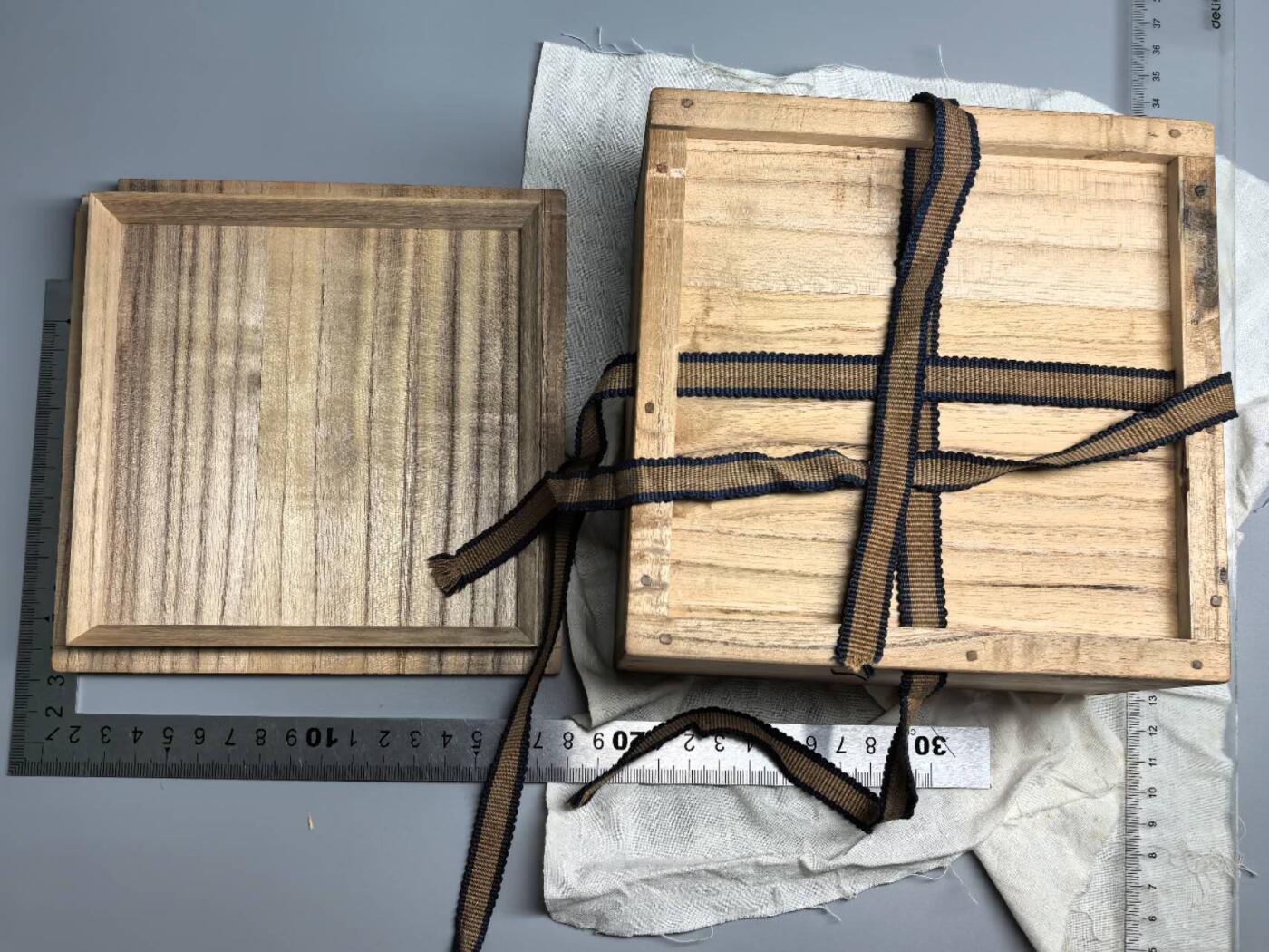 小驴勋章奖章收藏3月7日周六晚六点拍卖（珍爱和平，收藏战争，铭记历史，勿忘国耻，忠党爱国。有偿代拍，送拍规则在简介最后，参拍须阅读规则后再参拍，关系到运费包装发货时效真假辨别等关键信息，拍卖时不再发原图，看大图店主微信码在拍卖店铺介绍里） 日式茶碗带桧木盒