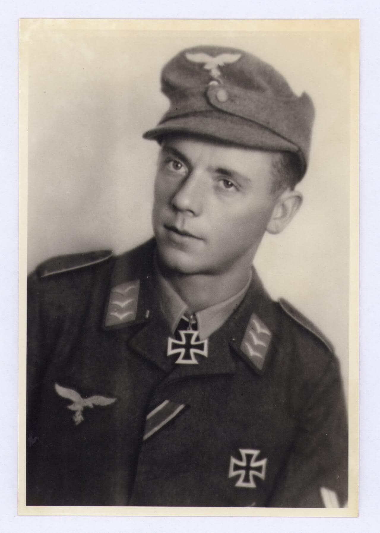 小驴勋章奖章收藏3月7日周六晚六点拍卖（珍爱和平，收藏战争，铭记历史，勿忘国耻，忠党爱国。有偿代拍，送拍规则在简介最后，参拍须阅读规则后再参拍，关系到运费包装发货时效真假辨别等关键信息，拍卖时不再发原图，看大图店主微信码在拍卖店铺介绍里） 20分钟15辆高射炮王牌Ernst Pirhofer战后硬相纸背面亲笔签名