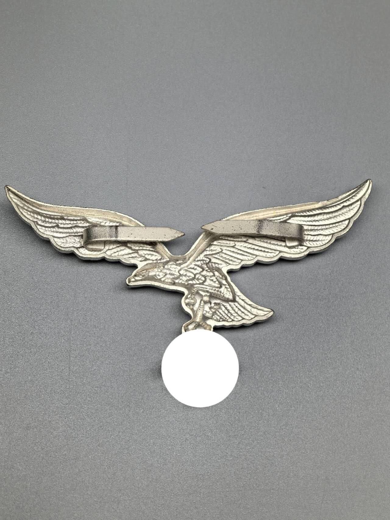 小驴勋章奖章收藏3月7日周六晚六点拍卖（珍爱和平，收藏战争，铭记历史，勿忘国耻，忠党爱国。有偿代拍，送拍规则在简介最后，参拍须阅读规则后再参拍，关系到运费包装发货时效真假辨别等关键信息，拍卖时不再发原图，看大图店主微信码在拍卖店铺介绍里） 工艺品 空军鹰帽徽徽章，非原品