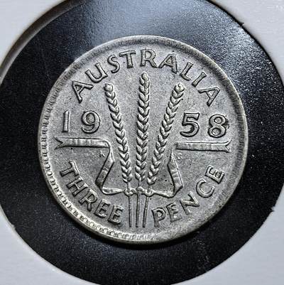 外国优质老铜币银币苏联纪念章，每周六晚九点倒数截拍，满百包邮可寄存，持续收拍 - 澳大利亚1958年3便士银币，属十进制改革前的英制辅币，由墨尔本铸币厂铸造。正面为伊丽莎白二世青年像，背面麦穗纹象征农业，1966 年币制改革后退出流通