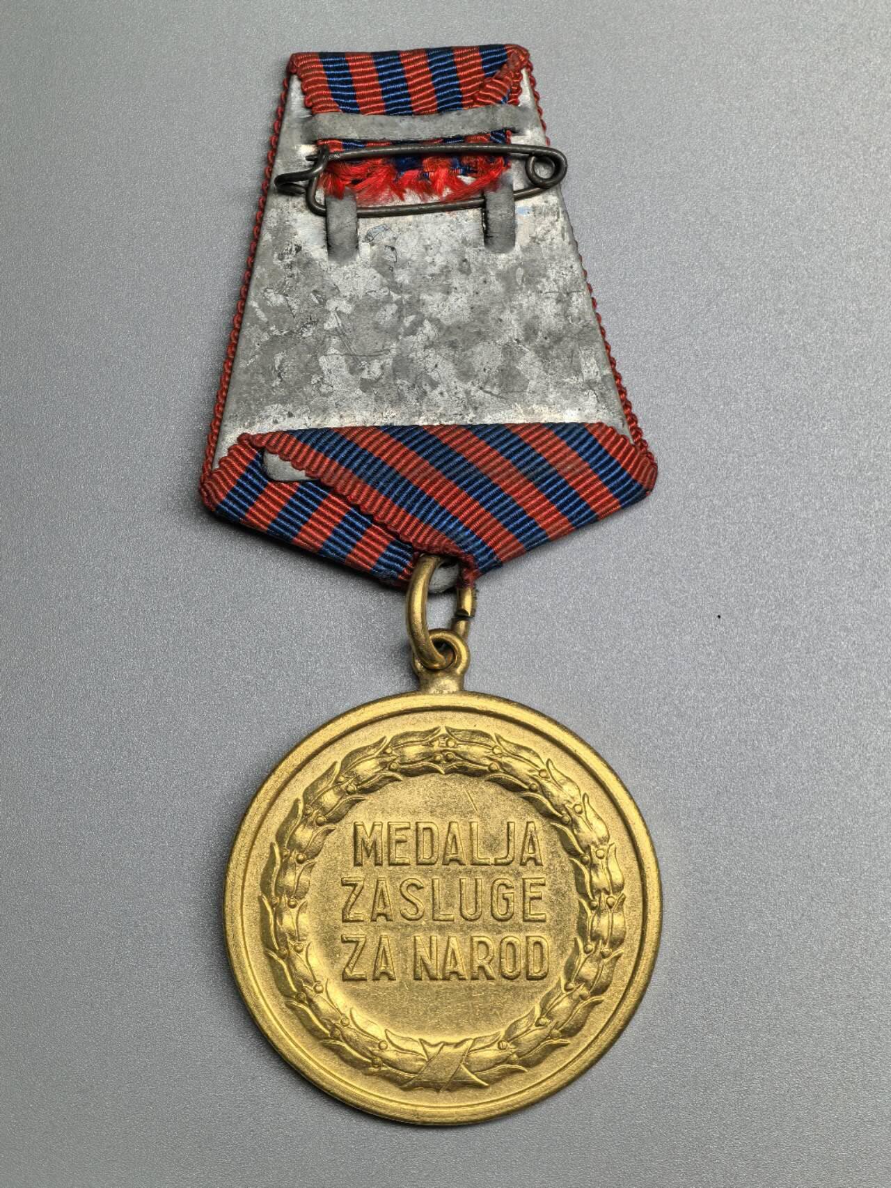 小驴勋章奖章收藏3月7日周六晚六点拍卖（珍爱和平，收藏战争，铭记历史，勿忘国耻，忠党爱国。有偿代拍，送拍规则在简介最后，参拍须阅读规则后再参拍，关系到运费包装发货时效真假辨别等关键信息，拍卖时不再发原图，看大图店主微信码在拍卖店铺介绍里） 南斯拉夫人民功勋奖章