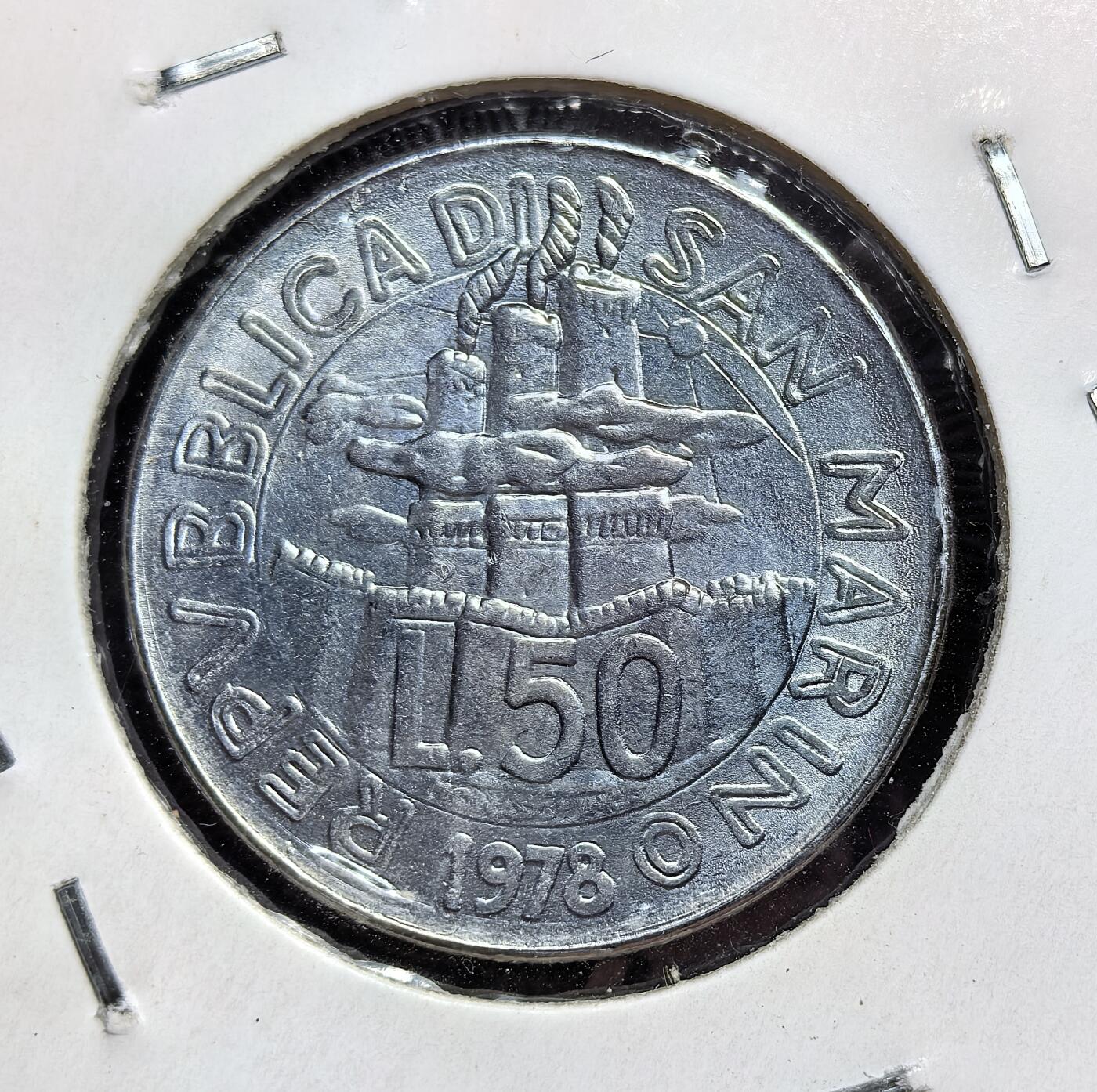 外国优质老铜币银币苏联纪念章，每周六晚九点倒数截拍，满百包邮可寄存，持续收拍 圣马力诺1978年50里拉纪念币，属于光荣劳动者系列，由罗马造币厂铸造。正面是圣马力诺三塔国徽，背面以老师教孩童写字的图案，传递重视教育的理念，是该国里拉时代的代表性流通纪念币之一。