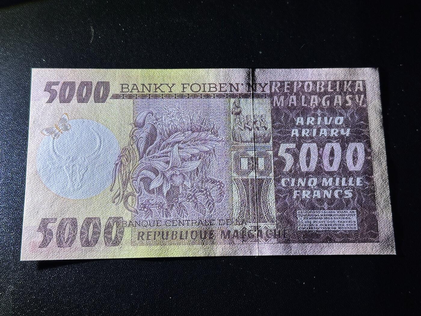 《外钞收藏家》第六百一十五期（畅拍场）（长期征集拍品、欢迎藏友们联系合作） 1974年马达加斯加5000法郎 全新 但边角轻微不绝