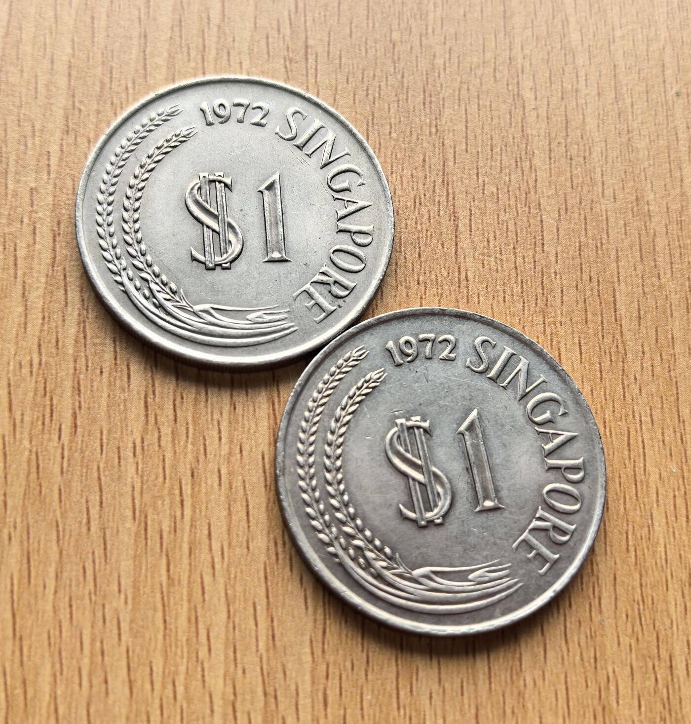 外国优质老铜币银币苏联纪念章，每周六晚九点倒数截拍，满百包邮可寄存，持续收拍 新加坡1972年版壹元2枚。它是新加坡独立后自主发行的货币，正面为象征国家的狮子，两侧饰以稻谷，代表摆脱殖民、确立独立金融与国家身份的重要标志。