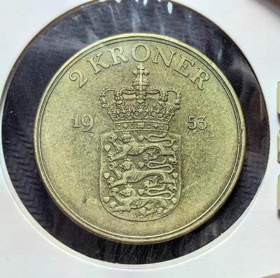 外国优质老铜币银币苏联纪念章，每周六晚九点倒数截拍，满百包邮可寄存，持续收拍 - 丹麦1953年2克朗流通币，属弗雷德里克九世时期（1947-1972）。正面为国王侧面像，背面是丹麦国徽与王冠，见证战后丹麦货币稳定，是王室与国家象征的经典载体。