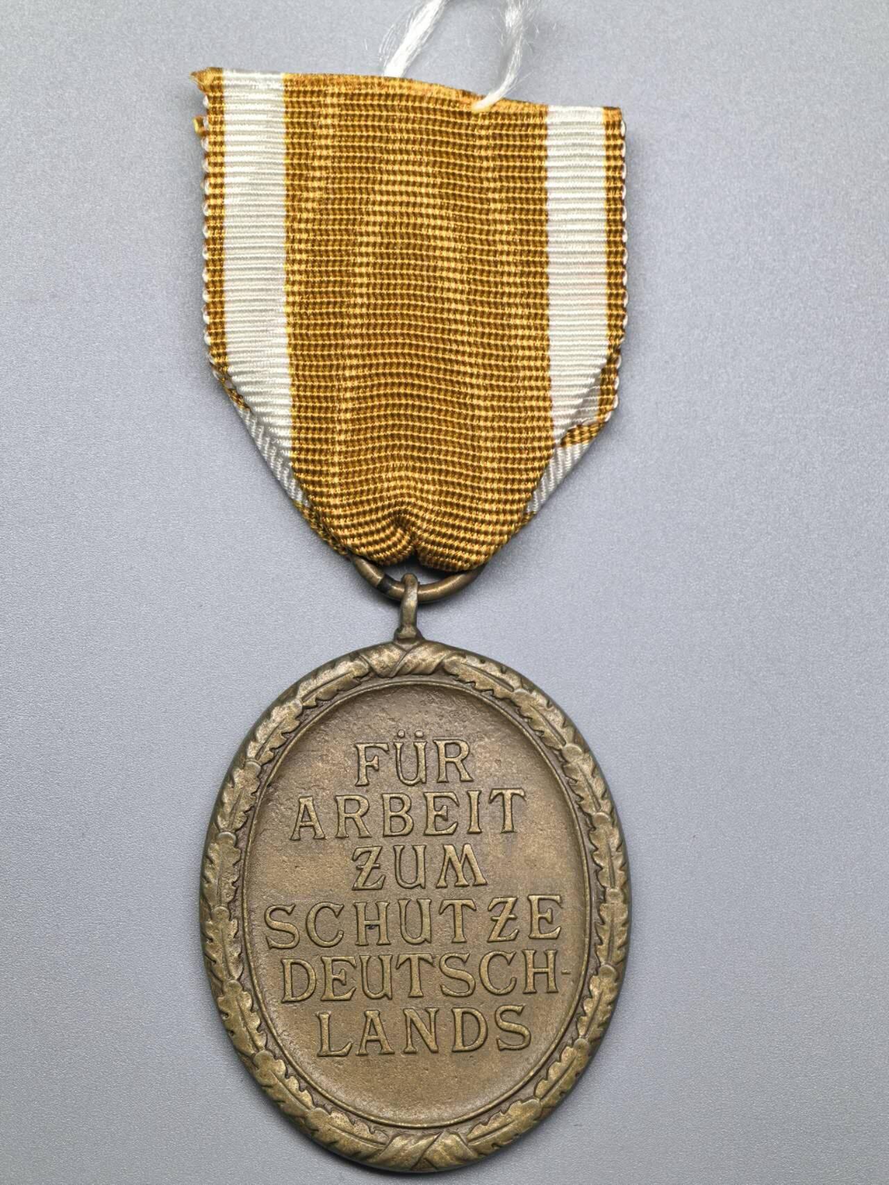 小驴勋章奖章收藏3月7日周六晚六点拍卖（珍爱和平，收藏战争，铭记历史，勿忘国耻，忠党爱国。有偿代拍，送拍规则在简介最后，参拍须阅读规则后再参拍，关系到运费包装发货时效真假辨别等关键信息，拍卖时不再发原图，看大图店主微信码在拍卖店铺介绍里）