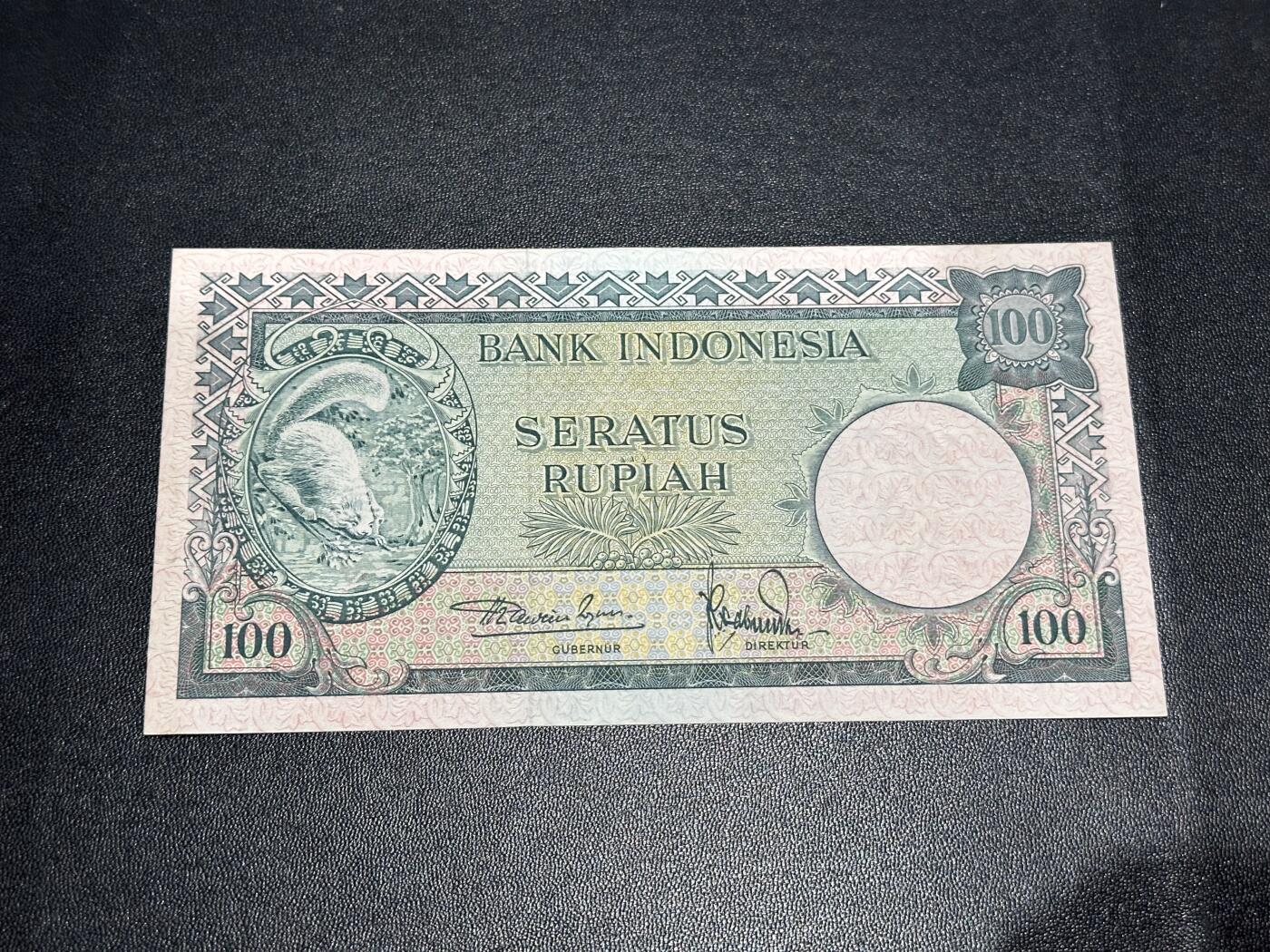 《外钞收藏家》第六百一十五期（畅拍场）（长期征集拍品、欢迎藏友们联系合作） 1957年印度尼西亚100卢比 全新边角不绝