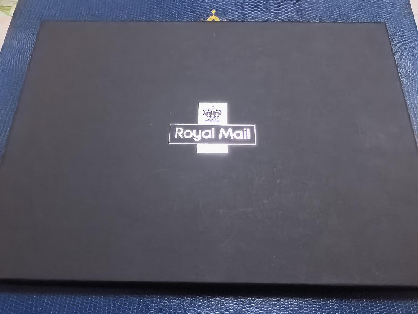 长老汇马年精选第七场拍卖 2022英国女王在位70周年邮币封首日封，含1枚5英镑同主题精制银币，28.28克925银，1200套，经典大窗帘骑马图，带皇家邮政原信套