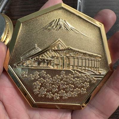 蒂克钱币-第59场 日本企业章 徽章拍卖 - 日本 正本堂 七边形 镀金章78mm 200g