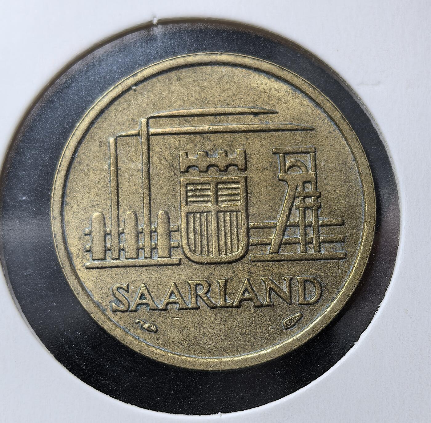 外国优质老铜币银币苏联纪念章，每周六晚九点倒数截拍，满百包邮可寄存，持续收拍 法占德国萨尔保护区1954年20法郎。二战后萨尔由法国托管，采用法郎体系，此币以铝青铜铸造，图案体现当地煤钢工业特色。1955 年公投后萨尔于 1957 年回归西德，该货币随即退出流通，是德法争夺萨尔的历史见证。