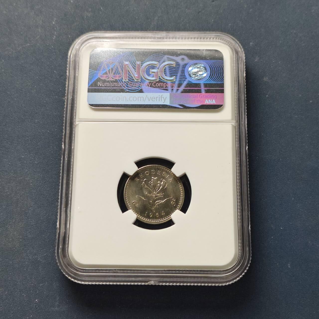 【全场包邮】纯粹捡漏拍509场 【收藏级】英属罗德西亚1964年女王5分/6便士双面值精制币-量2080-NGC PF64