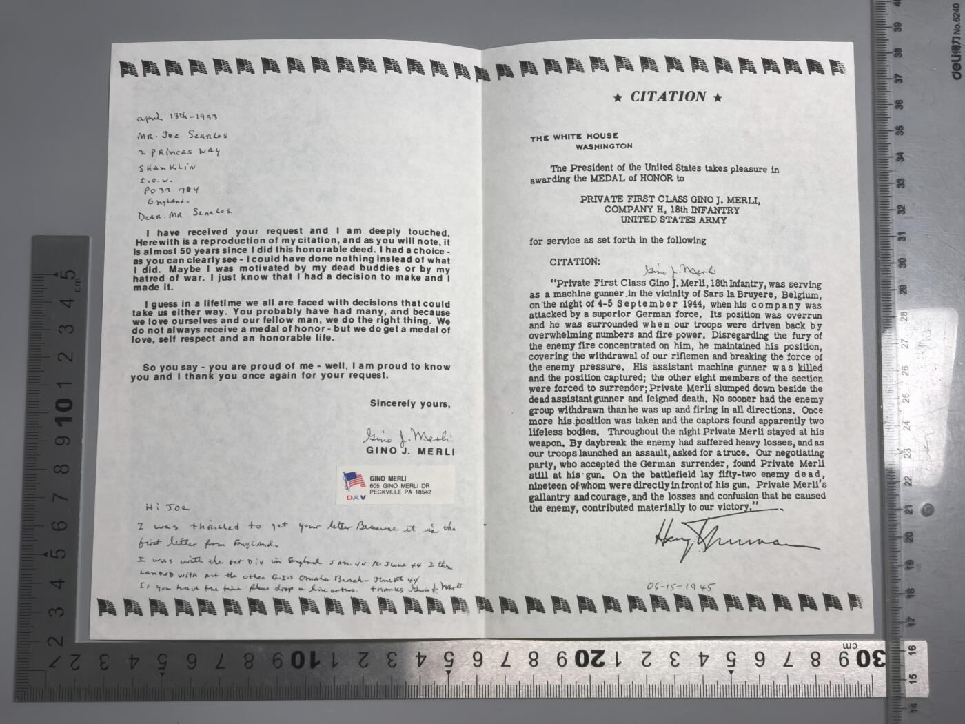 小驴勋章奖章收藏3月7日周六晚六点拍卖（珍爱和平，收藏战争，铭记历史，勿忘国耻，忠党爱国。有偿代拍，送拍规则在简介最后，参拍须阅读规则后再参拍，关系到运费包装发货时效真假辨别等关键信息，拍卖时不再发原图，看大图店主微信码在拍卖店铺介绍里） 二战美国陆军大红一师机枪手，诺曼底登陆作战，荣誉勋章获得者吉诺·约瑟夫·梅尔利中士战后三签名回信，信中有三个亲签，打印的戎装像，荣誉勋章证书内容，美军二战期间一共颁发472枚荣誉勋章，比骑士铁十字少很多，eBay参考价150美金不含邮