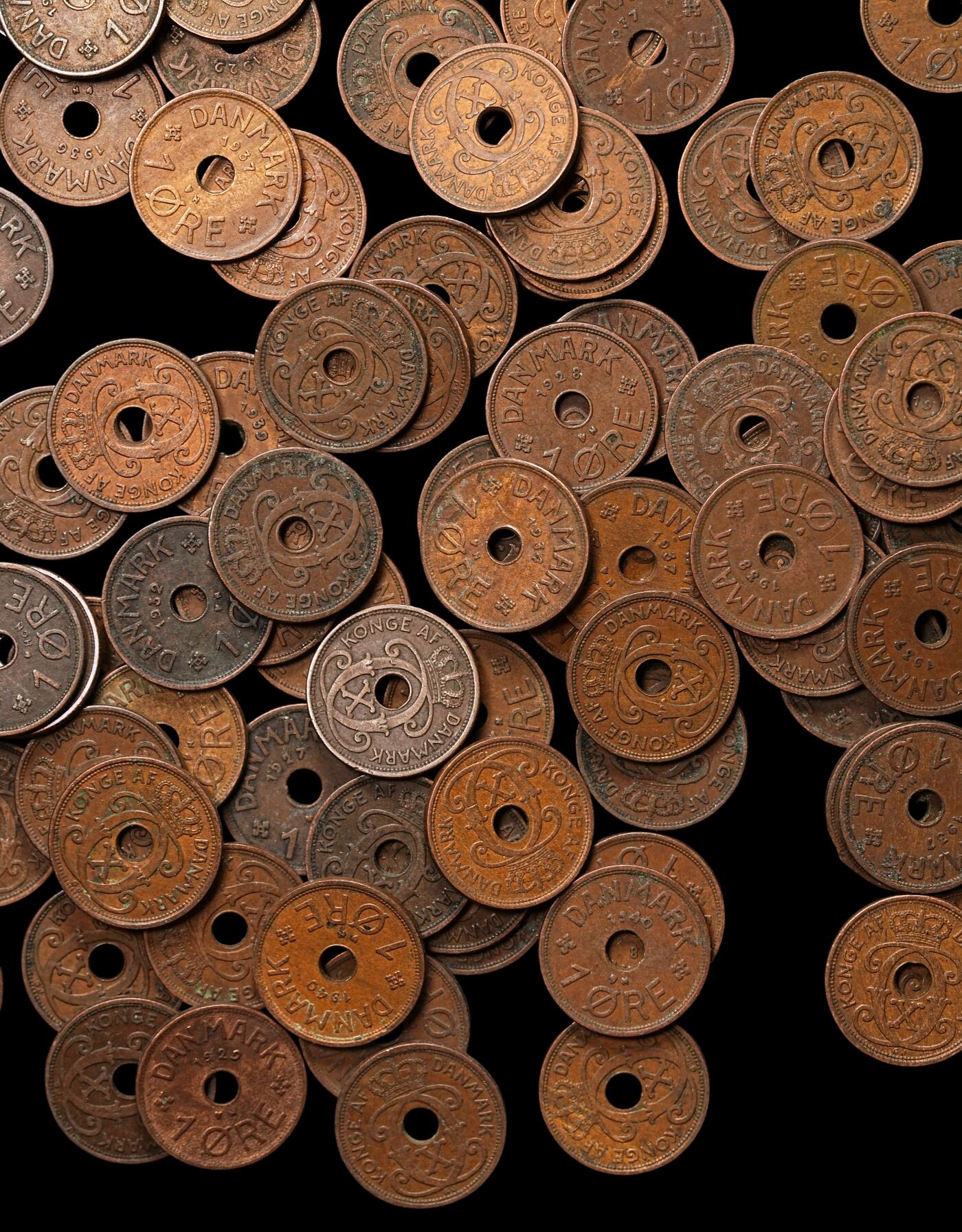 修遠堂世界钱币第106期，请看参拍说明 丹麦中孔1欧尔铜币99枚，1927-1940年