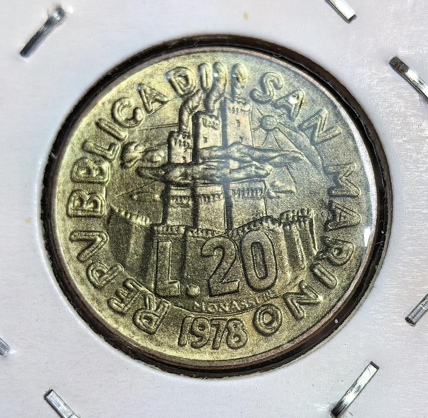 外国优质老铜币银币苏联纪念章，每周六晚九点倒数截拍，满百包邮可寄存，持续收拍 圣马力诺1978年20里拉纪念币，正面为三塔国徽，背面是跪姿石匠劳作图案，属于光荣劳动者系列，由意大利罗马造币厂铸造，2002 年随欧元启用而退出流通。