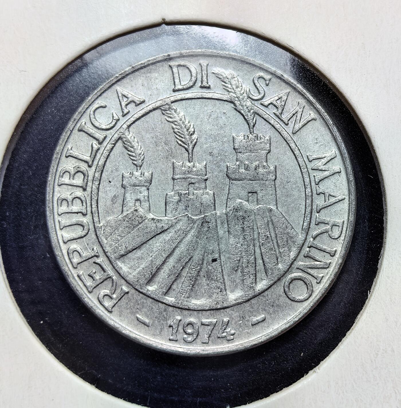 外国优质老铜币银币苏联纪念章，每周六晚九点倒数截拍，满百包邮可寄存，持续收拍 圣马力诺1974年10里拉 FAO 纪念铝币，正面为三塔国徽，背面刻蜜蜂与 “FAO” 字样，呼应本国养蜂产业与粮农组织农业发展主题，由明古齐设计、莫纳西镌刻，是里拉时代的代表性纪念币种。