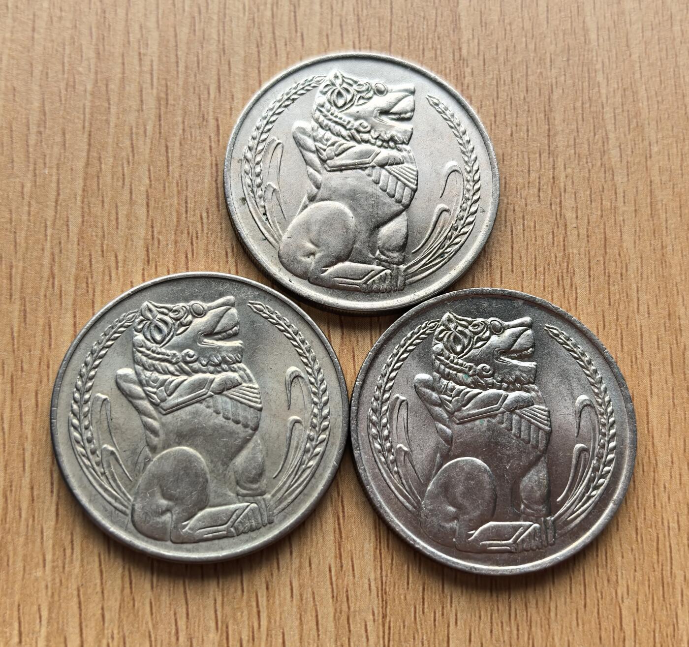 外国优质老铜币银币苏联纪念章，每周六晚九点倒数截拍，满百包邮可寄存，持续收拍 新加坡1970年版壹元3枚。它是新加坡独立后自主发行的货币，正面为象征国家的狮子，两侧饰以稻谷，代表摆脱殖民、确立独立金融与国家身份的重要标志。