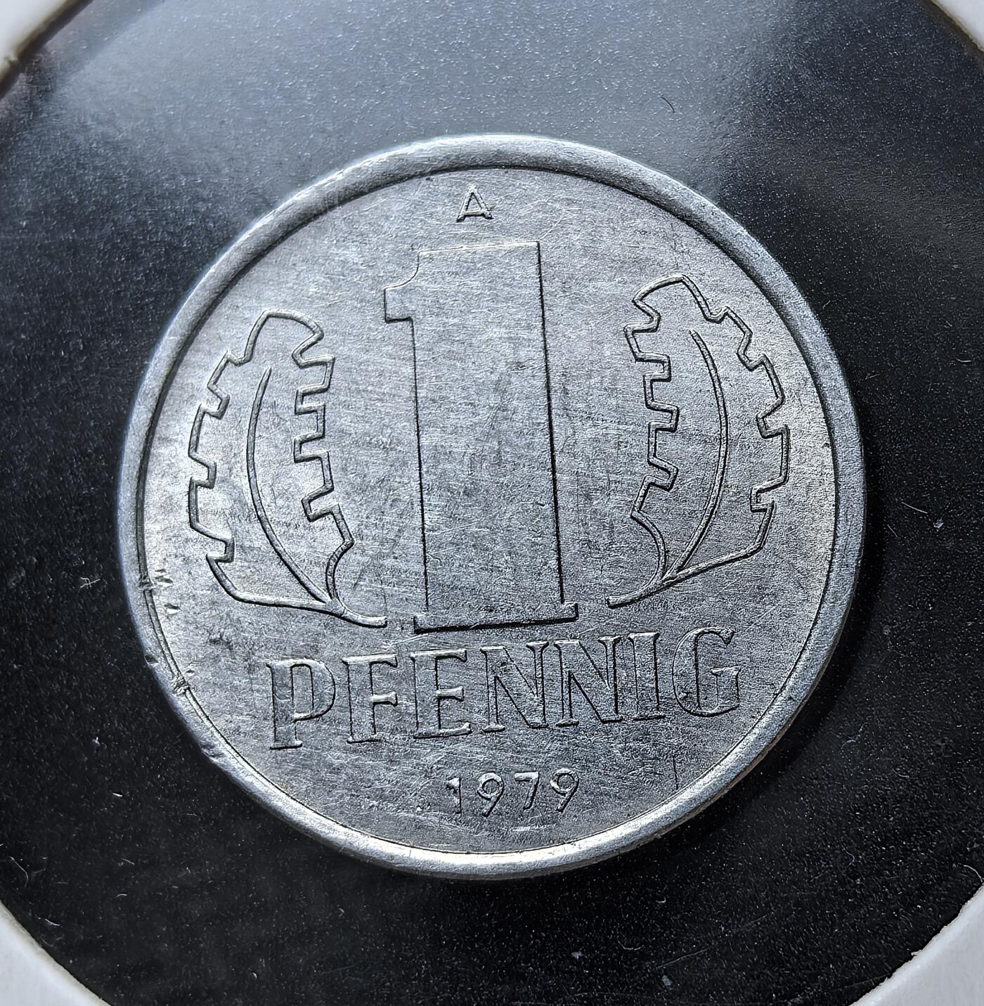外国优质老铜币银币苏联纪念章，每周六晚九点倒数截拍，满百包邮可寄存，持续收拍 德意志民主共和国1979年1芬尼A版，发行于 1960–1990 年，是东德马克最小面额辅币。正面为国徽（锤子圆规）与国号，背面为面额数字与橡叶装饰，1990 年两德统一后停止流通，见证冷战时期德国分裂与东德经济生活。