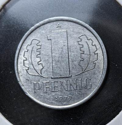 外国优质老铜币银币苏联纪念章，每周六晚九点倒数截拍，满百包邮可寄存，持续收拍 - 德意志民主共和国1979年1芬尼A版，发行于 1960–1990 年，是东德马克最小面额辅币。正面为国徽（锤子圆规）与国号，背面为面额数字与橡叶装饰，1990 年两德统一后停止流通，见证冷战时期德国分裂与东德经济生活。