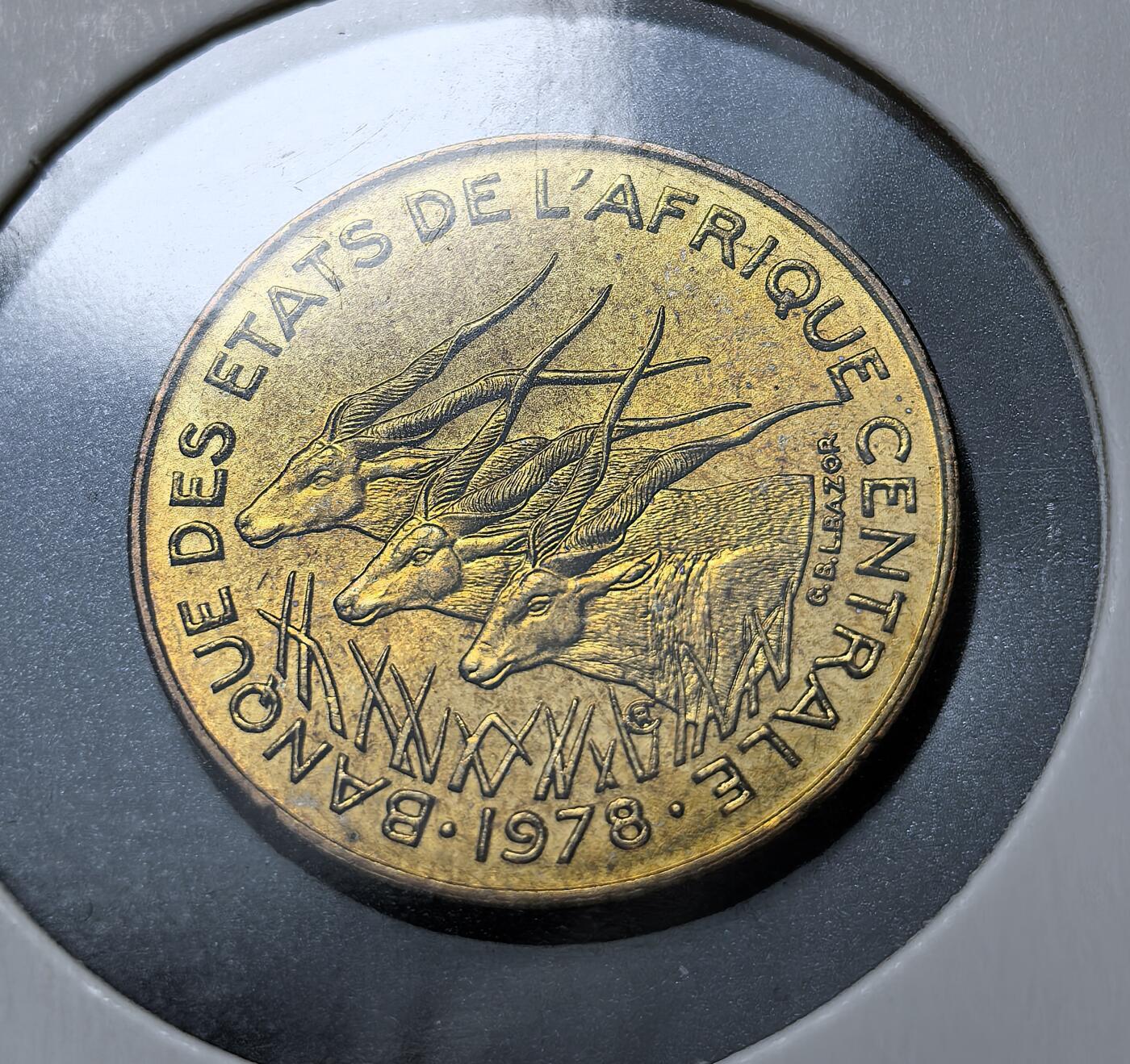 外国优质老铜币银币苏联纪念章，每周六晚九点倒数截拍，满百包邮可寄存，持续收拍 中非国家银行1978年5法郎，1973 年后取代原赤道非洲货币体系，为喀麦隆、中非等 6 国共同流通货币。币面羚羊象征非洲草原，可可、咖啡等作物体现区域经济特色，是法非金融合作的历史见证。