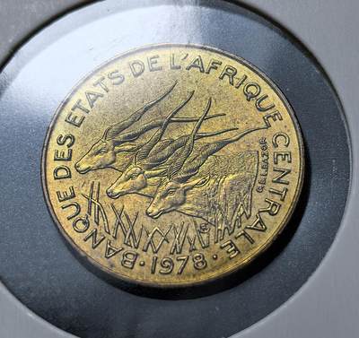 外国优质老铜币银币苏联纪念章，每周六晚九点倒数截拍，满百包邮可寄存，持续收拍 - 中非国家银行1978年5法郎，1973 年后取代原赤道非洲货币体系，为喀麦隆、中非等 6 国共同流通货币。币面羚羊象征非洲草原，可可、咖啡等作物体现区域经济特色，是法非金融合作的历史见证。