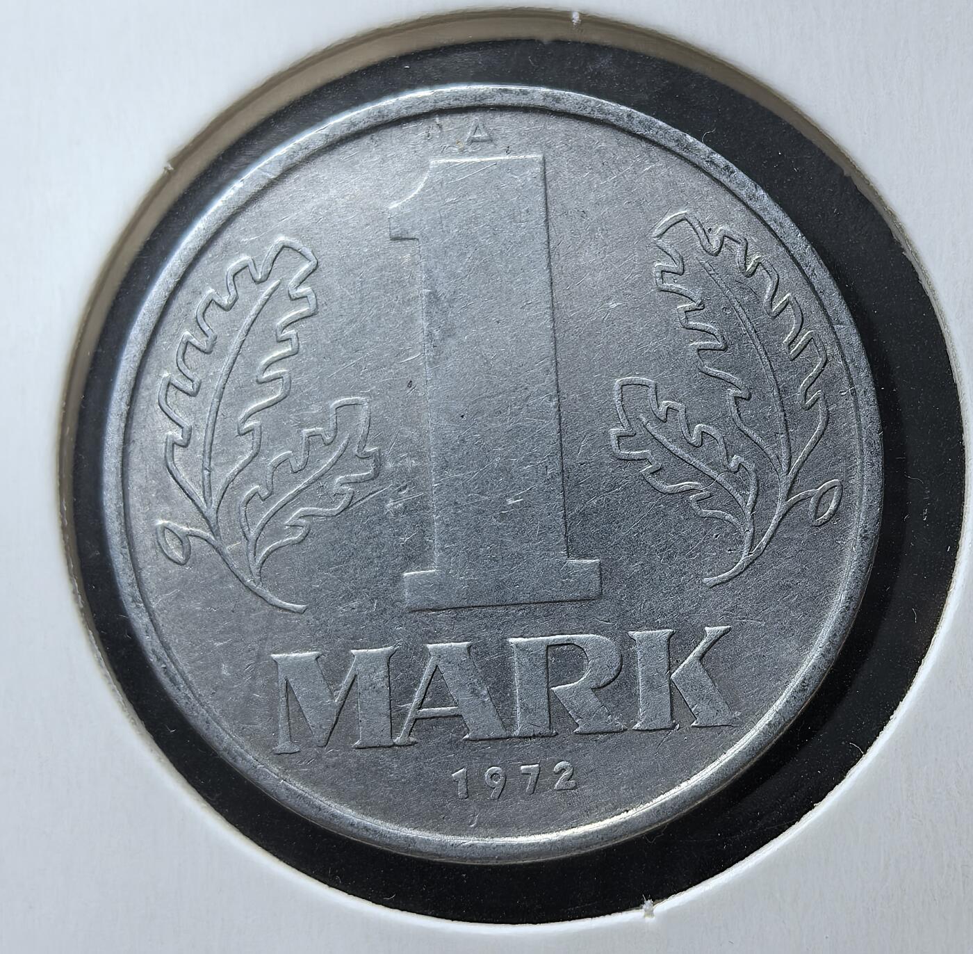 外国优质老铜币银币苏联纪念章，每周六晚九点倒数截拍，满百包邮可寄存，持续收拍 德意志民主共和国1972年1马克A版，正面为面值与橡叶纹，背面是东德国徽及麦穗环绕的国名，是冷战时期东德的流通货币，见证了德国分裂与特定历史阶段的经济体系。