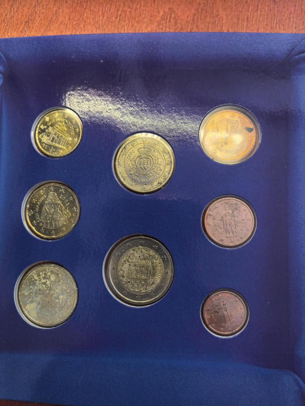 长老汇马年精选第七场拍卖 2002圣马力诺8枚套欧元，卡装，有污迹，克书275美金