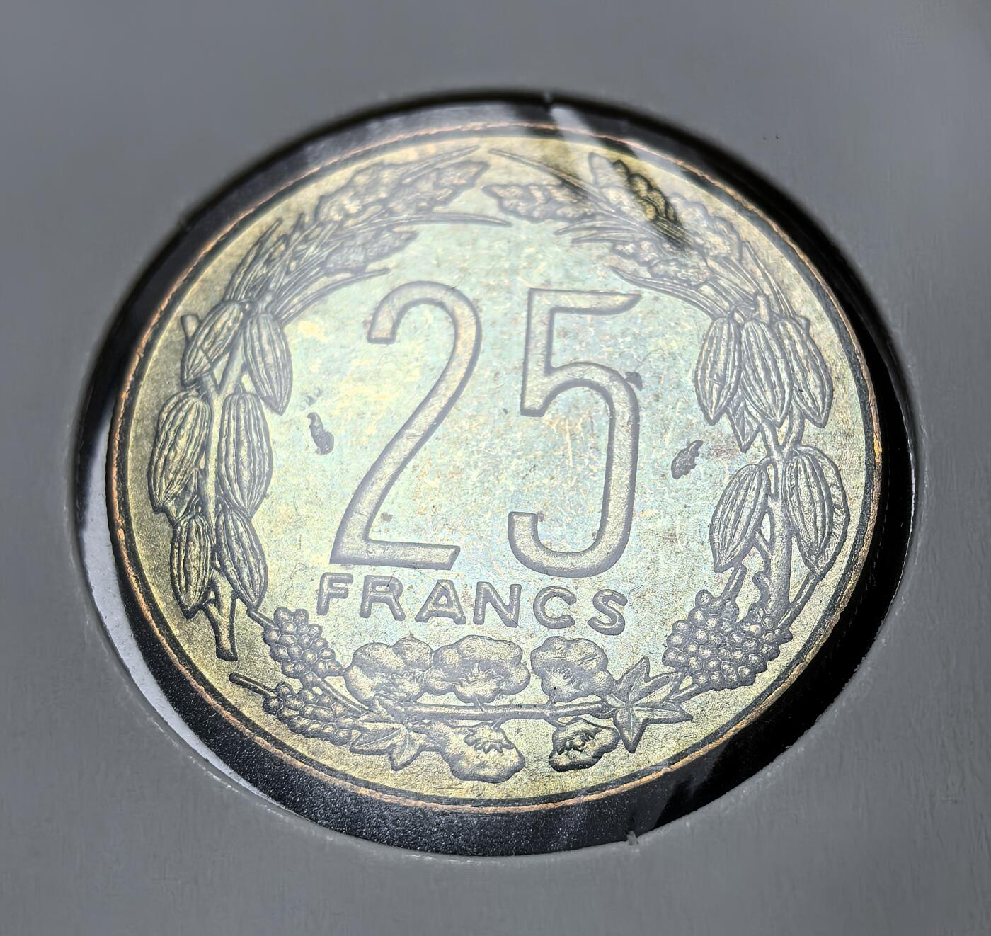 外国优质老铜币银币苏联纪念章，每周六晚九点倒数截拍，满百包邮可寄存，持续收拍 中非国家银行1978年25中非法郎，为中部非洲六国共同货币。币面三羚羊头源自早期殖民货币图徽，背面环绕经济作物，见证法属赤道非洲独立后货币一体化进程。