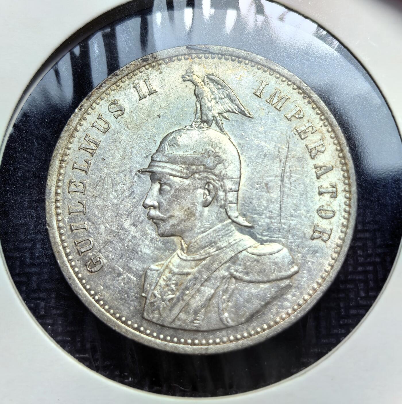 外国优质老铜币银币苏联纪念章，每周六晚九点倒数截拍，满百包邮可寄存，持续收拍 德属东非1911年1卢比银币，正面为德皇威廉二世像，背面标注 “DEUTSCH OSTAFRIKA”。它是德国殖民统治时期的货币，用于当地贸易与殖民管理，见证了德国在东非的殖民历史。