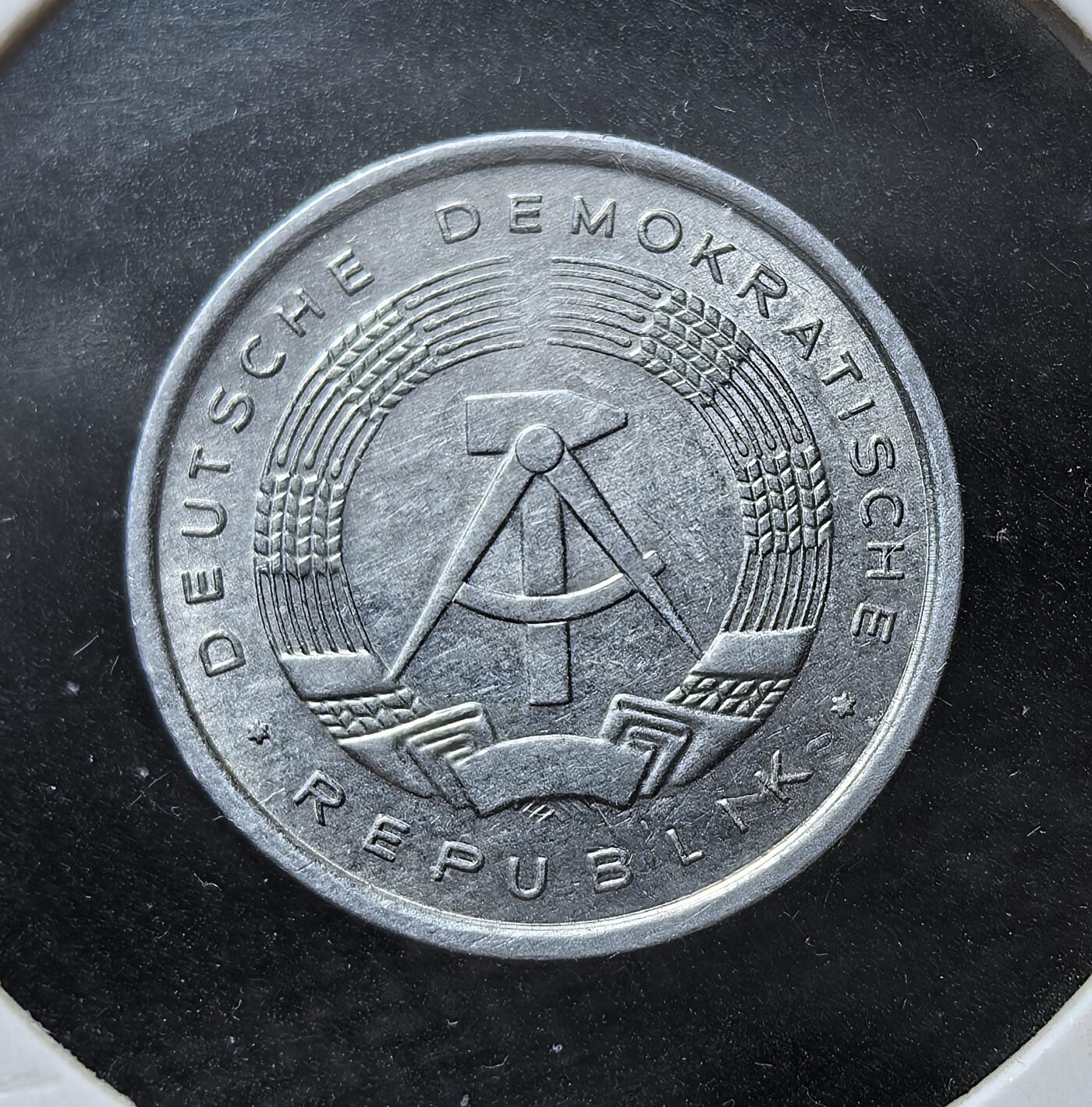 外国优质老铜币银币苏联纪念章，每周六晚九点倒数截拍，满百包邮可寄存，持续收拍 德意志民主共和国1979年1芬尼A版，发行于 1960–1990 年，是东德马克最小面额辅币。正面为国徽（锤子圆规）与国号，背面为面额数字与橡叶装饰，1990 年两德统一后停止流通，见证冷战时期德国分裂与东德经济生活。