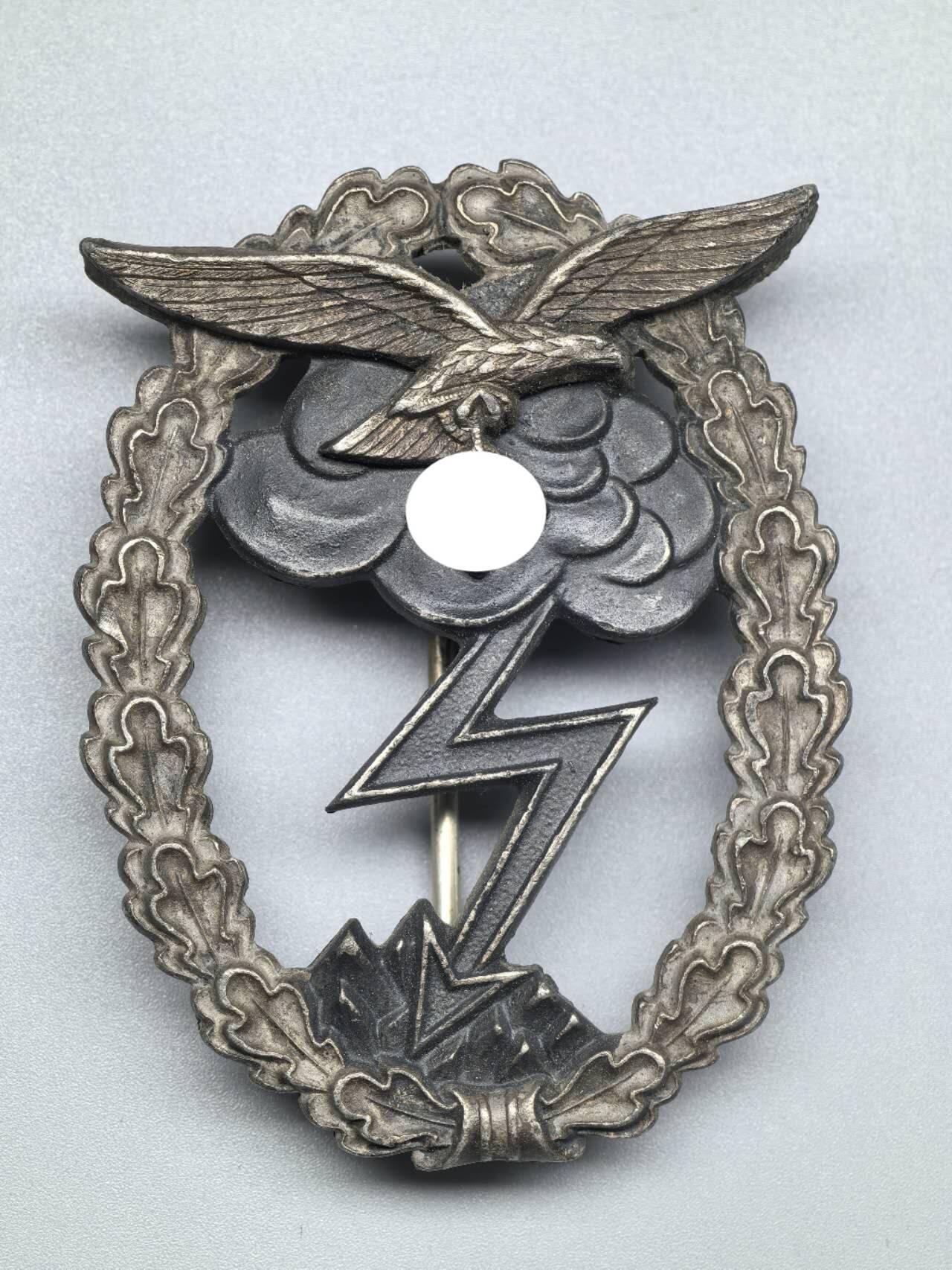 小驴勋章奖章收藏3月7日周六晚六点拍卖（珍爱和平，收藏战争，铭记历史，勿忘国耻，忠党爱国。有偿代拍，送拍规则在简介最后，参拍须阅读规则后再参拍，关系到运费包装发货时效真假辨别等关键信息，拍卖时不再发原图，看大图店主微信码在拍卖店铺介绍里） 工艺品 空军对地攻击奖章 非原品