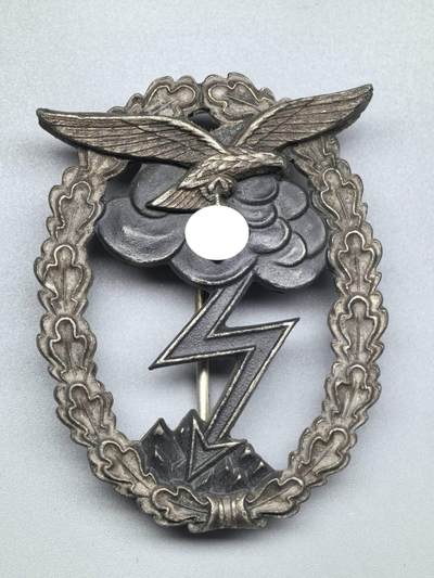 小驴勋章奖章收藏3月7日周六晚六点拍卖（珍爱和平，收藏战争，铭记历史，勿忘国耻，忠党爱国。有偿代拍，送拍规则在简介最后，参拍须阅读规则后再参拍，关系到运费包装发货时效真假辨别等关键信息，拍卖时不再发原图，看大图店主微信码在拍卖店铺介绍里） - 工艺品 空军对地攻击奖章 非原品