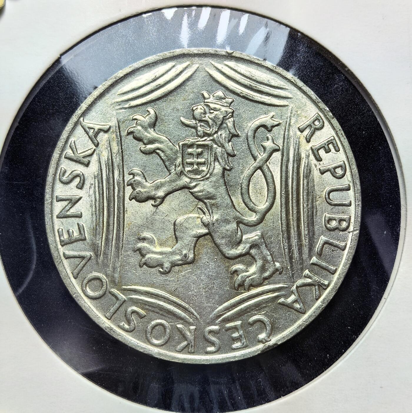 外国优质老铜币银币苏联纪念章，每周六晚九点倒数截拍，满百包邮可寄存，持续收拍 捷克斯洛伐克1948年独立 30 周年100 克朗银币14克500银纯银价150元。正面双尾狮象征国家主权，背面人物持橄榄枝寓意和平。记录了 1918 年建国至二战后重建的历史时刻，具有重要的历史纪念意义。