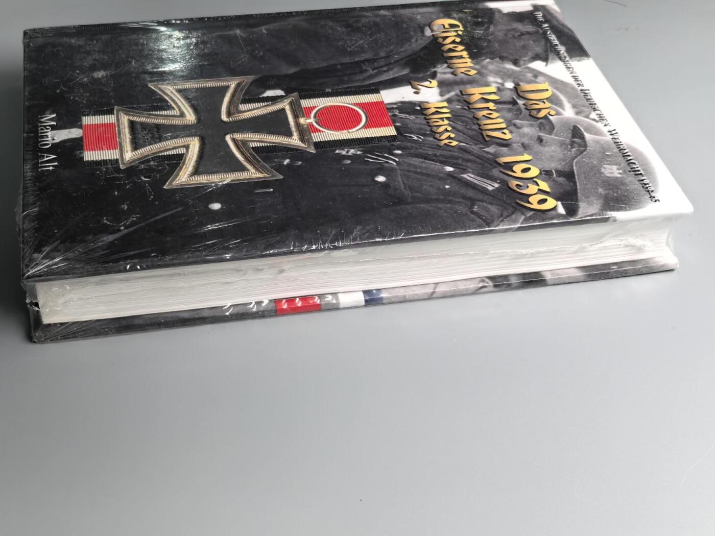 小驴勋章奖章收藏3月7日周六晚六点拍卖（珍爱和平，收藏战争，铭记历史，勿忘国耻，忠党爱国。有偿代拍，送拍规则在简介最后，参拍须阅读规则后再参拍，关系到运费包装发货时效真假辨别等关键信息，拍卖时不再发原图，看大图店主微信码在拍卖店铺介绍里） 《德国WWII二级铁十字勋章》2015版专业二级铁十字书籍，内容涵盖各厂铁十字各版本特征和纸袋实例，未拆封