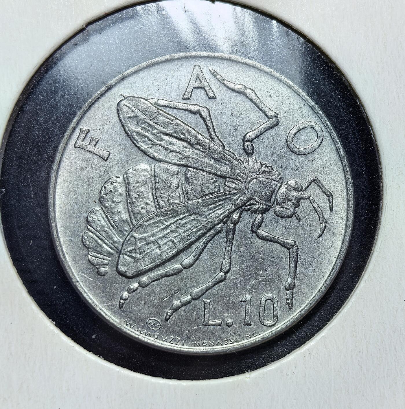 外国优质老铜币银币苏联纪念章，每周六晚九点倒数截拍，满百包邮可寄存，持续收拍 圣马力诺1974年10里拉 FAO 纪念铝币，正面为三塔国徽，背面刻蜜蜂与 “FAO” 字样，呼应本国养蜂产业与粮农组织农业发展主题，由明古齐设计、莫纳西镌刻，是里拉时代的代表性纪念币种。