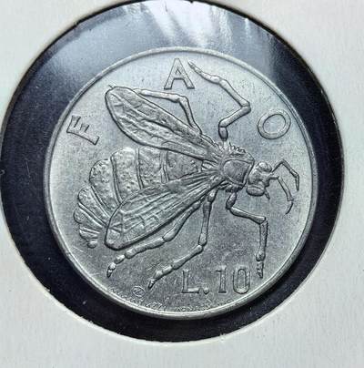 外国优质老铜币银币苏联纪念章，每周六晚九点倒数截拍，满百包邮可寄存，持续收拍 - 圣马力诺1974年10里拉 FAO 纪念铝币，正面为三塔国徽，背面刻蜜蜂与 “FAO” 字样，呼应本国养蜂产业与粮农组织农业发展主题，由明古齐设计、莫纳西镌刻，是里拉时代的代表性纪念币种。