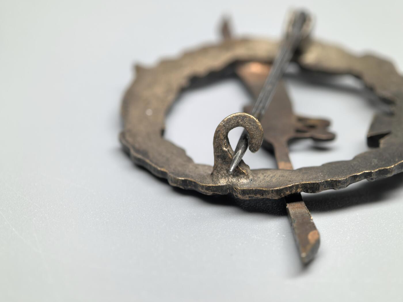 小驴勋章奖章收藏3月7日周六晚六点拍卖（珍爱和平，收藏战争，铭记历史，勿忘国耻，忠党爱国。有偿代拍，送拍规则在简介最后，参拍须阅读规则后再参拍，关系到运费包装发货时效真假辨别等关键信息，拍卖时不再发原图，看大图店主微信码在拍卖店铺介绍里） 第一次世界大战奥匈﹣德意志联盟纪念徽章，铜质，花环镀银珐琅，旗帜部分为烧制工艺问题，铁十字珐琅完好