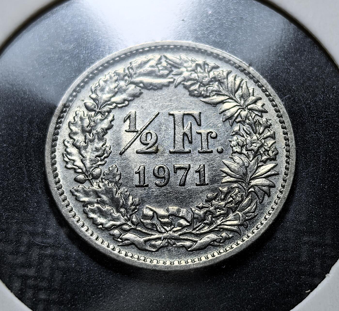外国优质老铜币银币苏联纪念章，每周六晚九点倒数截拍，满百包邮可寄存，持续收拍 瑞士1971年版 ½ 法郎硬币，正面为象征瑞士的赫尔维蒂亚女神形象，周围星代表各州。因白银流失危机，延续联邦货币传统，是瑞士中立与统一的符号载体。