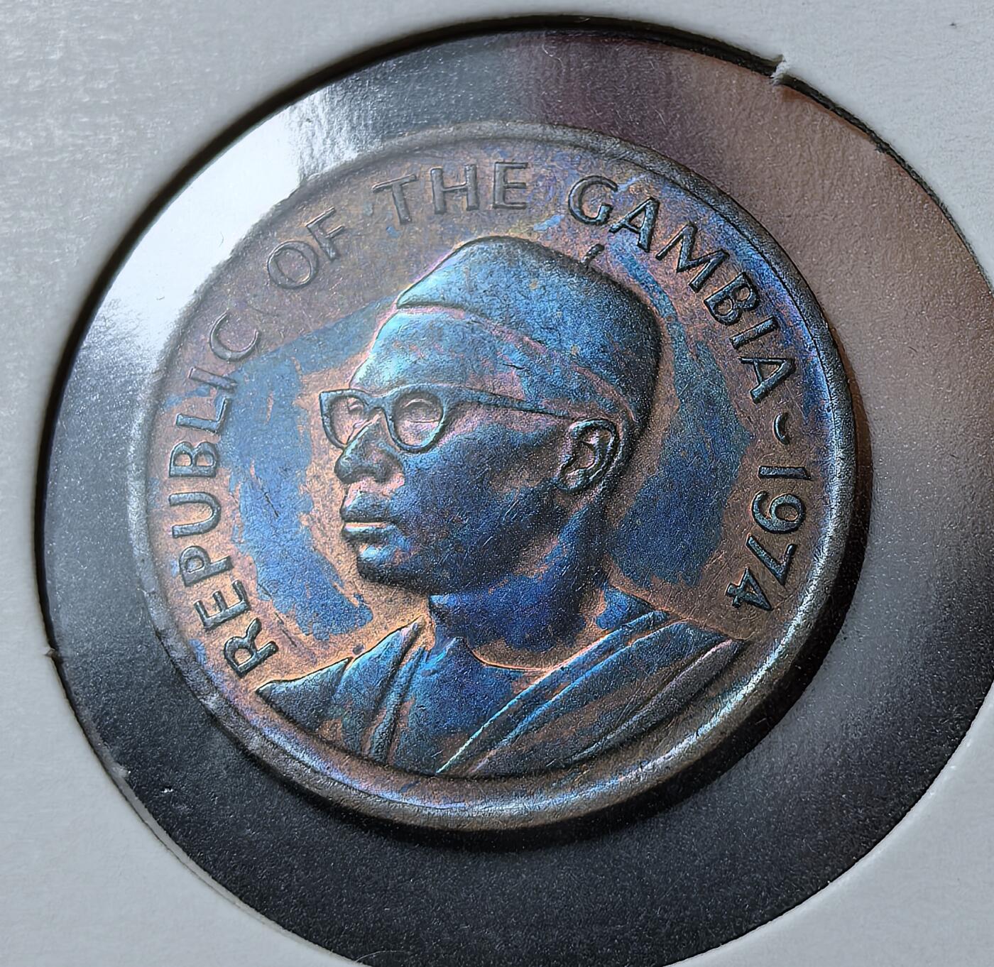 外国优质老铜币银币苏联纪念章，每周六晚九点倒数截拍，满百包邮可寄存，持续收拍 冈比亚1974年花生1布图，属于 FAO 粮食纪念系列。正面是首任总统贾瓦拉像，背面刻花生（冈比亚核心经济作物）与面值，见证 1971 年后新货币体系及农业立国的时代背景。